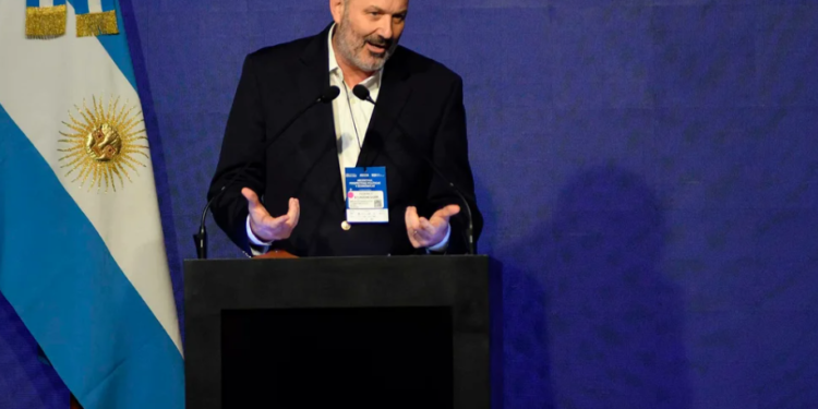 Sturzeneger defendió los vetos: «El Congreso es casi infantil y Milei responde con responsabilidad»