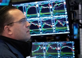 El riesgo país perforó la barrera de los 1000 puntos básicos y se acerca a los 900
