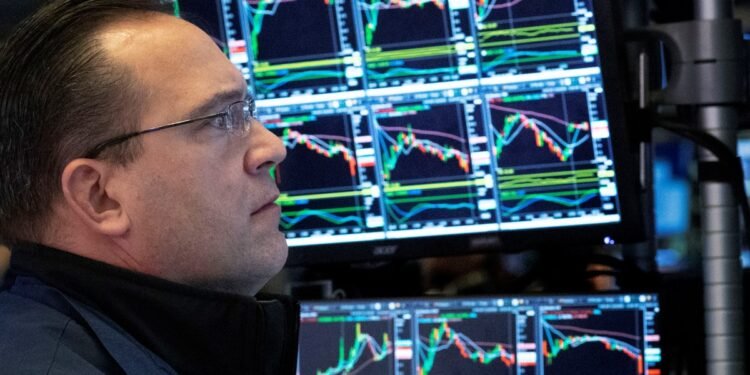 El riesgo país perforó la barrera de los 1000 puntos básicos y se acerca a los 900