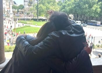 En su cumpleaños, Javier Milei salió a saludar al balcón de la Casa Rosada y fue increpado por universitarios que tenían una clase pública en Plaza de Mayo