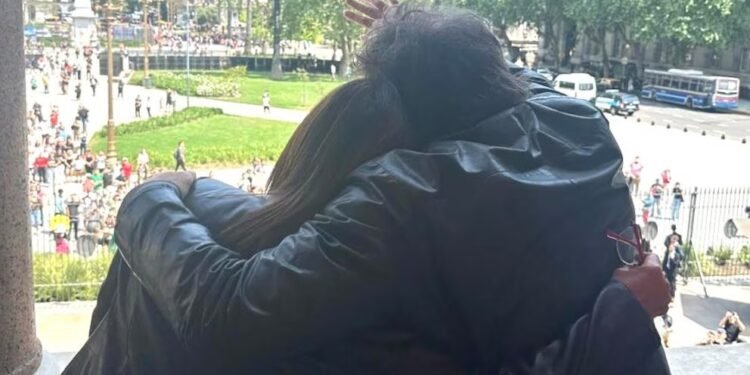 En su cumpleaños, Javier Milei salió a saludar al balcón de la Casa Rosada y fue increpado por universitarios que tenían una clase pública en Plaza de Mayo