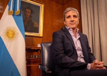 Luis Caputo le compró 2.700 millones de dólares al Banco Central para cubrir los pagos de deuda de enero próximo