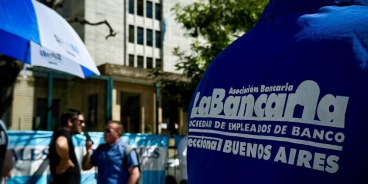 Bancarios recibirán aumentos salariales equivalentes a la inflación