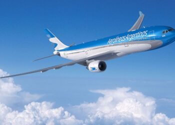 Aerolíneas Argentinas lanzó cuotas sin interés y promociones para volar por el país: hasta cuándo estará disponible