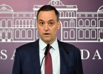 Adorni anunció que se les cobrará el uso de hospitales y universidades a los extranjeros