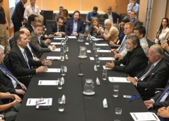 Empresarios y gremios no llegaron a un acuerdo: el Gobierno establece el salario mínimo