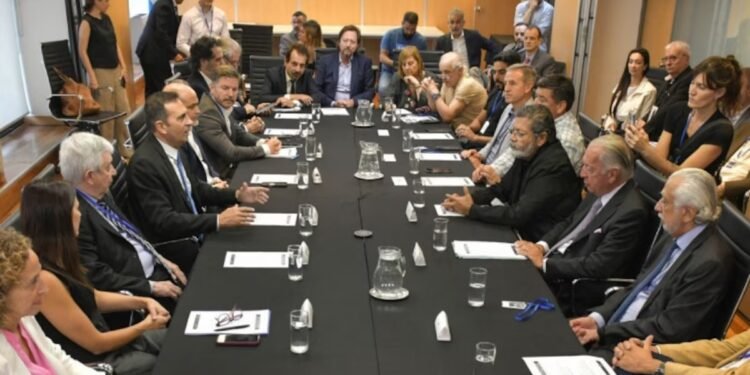 Empresarios y gremios no llegaron a un acuerdo: el Gobierno establece el salario mínimo