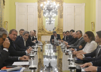 Salario mínimo: el Gobierno convocó a gremios y empresas a discutir un nuevo piso para los ingresos