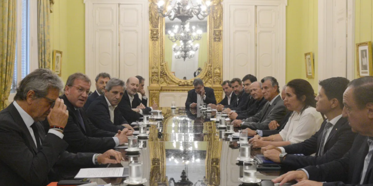 Salario mínimo: el Gobierno convocó a gremios y empresas a discutir un nuevo piso para los ingresos
