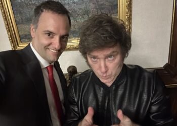 “Para nosotros no hay delito”: Adorni salió a defender al Presidente y justificó la entrevista guionada