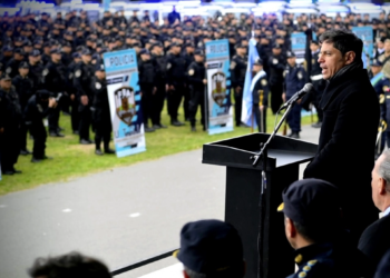 Axel Kicillof denunció y despidió a 18 efectivos policiales que incumplieron con sus funciones tras participar de una protesta salarial