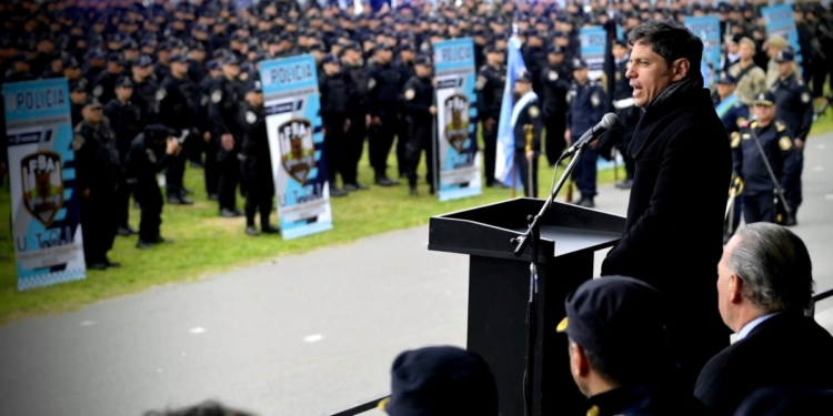 Axel Kicillof denunció y despidió a 18 efectivos policiales que incumplieron con sus funciones tras participar de una protesta salarial