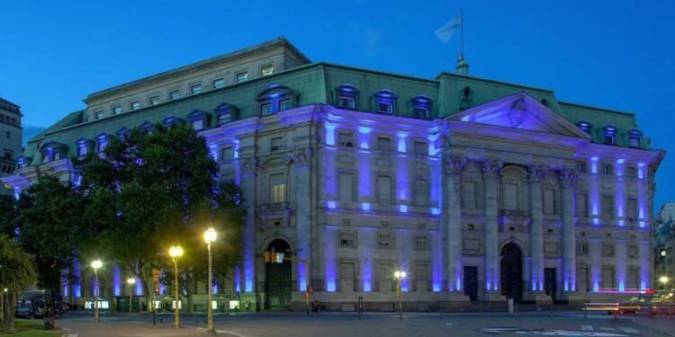 Marcha atrás a la intentona privatista de Milei en el Nación: la Justicia suspendió el decreto que lo hacía Sociedad Anónima