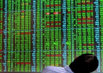 Caen acciones y bonos y sube el riesgo país a la espera del encuentro entre Javier Milei y la jefa del FMI