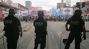 La Policía Federal y la Prefectura impidieron que un grupo de manifestantes realizara un corte en el Puente Pueyrredón 