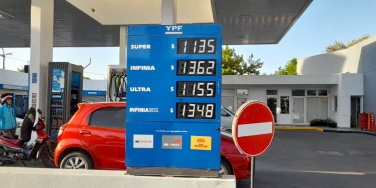 Nuevo desplome del petróleo: ¿alivio en las naftas?