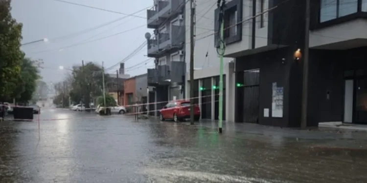 La tormenta mantiene en alerta roja a varias ciudades de la provincia y ya hay 4460 evacuados y tres personas desaparecidas