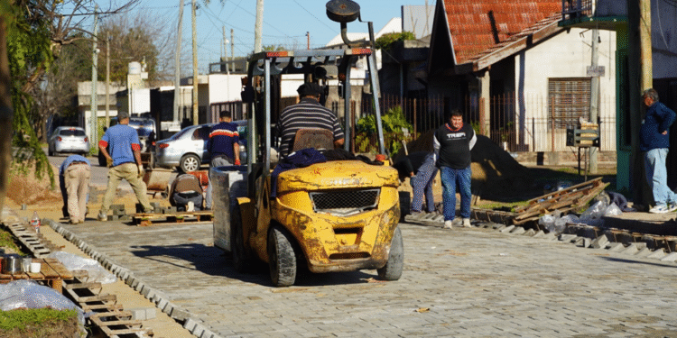 EL INTENDENTE GUSTAVO MENÉNDEZ SUPERVISÓ OBRAS DE ASFALTO RETICULADO EN PARQUE SAN MARTIN