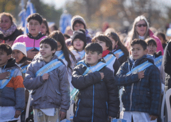 MILES DE ESTUDIANTES PROMETIERON LEALTAD A LA BANDERA