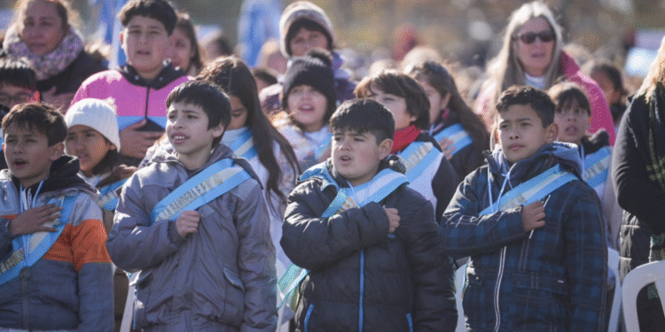 MILES DE ESTUDIANTES PROMETIERON LEALTAD A LA BANDERA