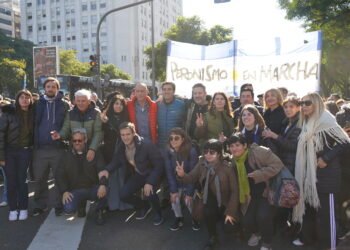 GUSTAVO MENÉNDEZ, PRESENTE EN LA MARCHA POR CFK
