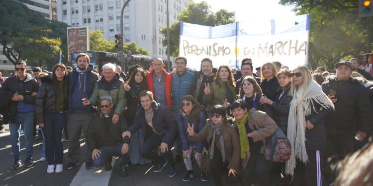 GUSTAVO MENÉNDEZ, PRESENTE EN LA MARCHA POR CFK