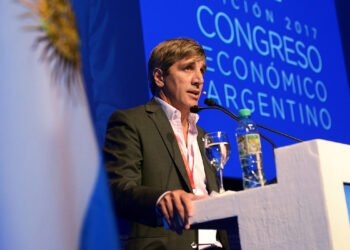 Luz y gas: Caputo ajusta tarifas en proceso desinflacionario.