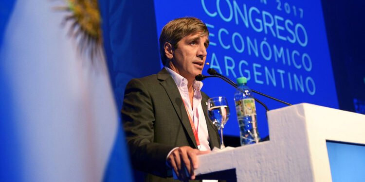 Luz y gas: Caputo ajusta tarifas en proceso desinflacionario.