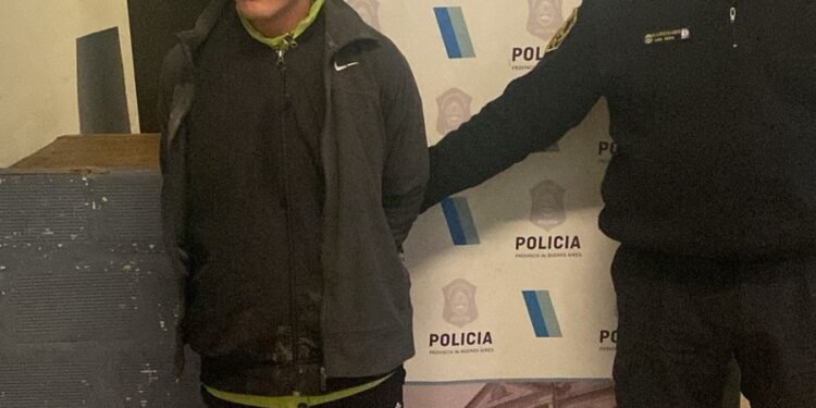 Mariano acosta: la policía detuvo a un joven armado con una pistola 9 mm en plena via publica
