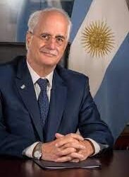 Javier Milei criticado por Taiana: “Democracia en declive”.