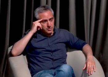 Gobierno en crisis, advierte Larroque