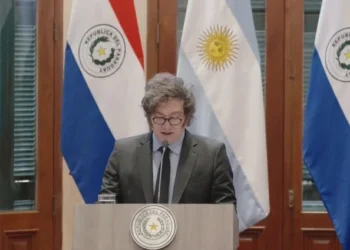 Milei vuelve, el Gabinete se reúne y la gente marcha.