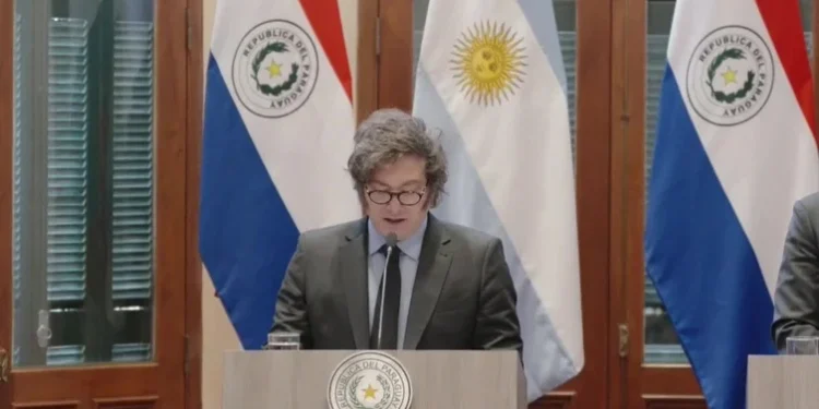 Milei vuelve, el Gabinete se reúne y la gente marcha.