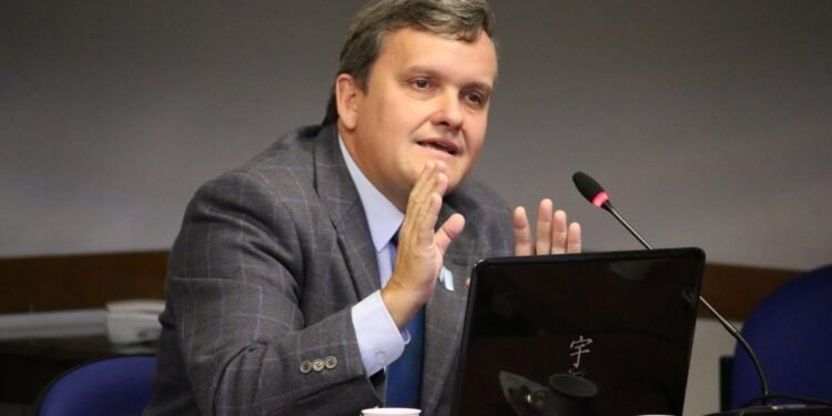 Hasta que no haya política clara, la volatilidad no cede: Abram.