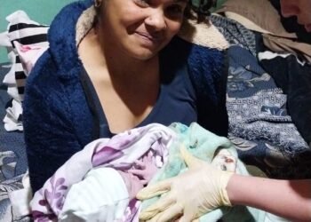 Policías de merlo ayudaron a una mujer a dar a luz