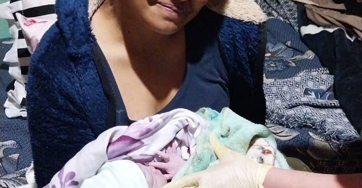 Policías de merlo ayudaron a una mujer a dar a luz