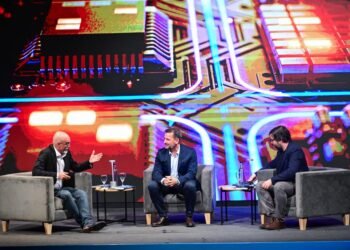 Ariel Sujarchuk presentó su libro “Mañana es Hoy”, un análisis que enfatiza la necesidad de formar una ciudadanía inteligente capaz de convivir, interactuar y producir con la IA