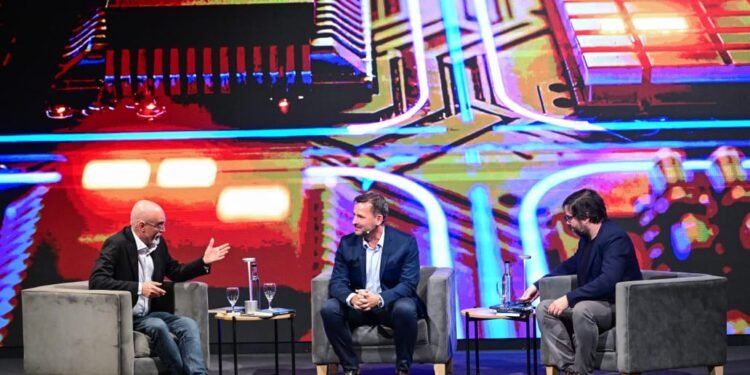 Ariel Sujarchuk presentó su libro “Mañana es Hoy”, un análisis que enfatiza la necesidad de formar una ciudadanía inteligente capaz de convivir, interactuar y producir con la IA