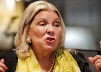 Carrió apunta a la complicidad por Varela.