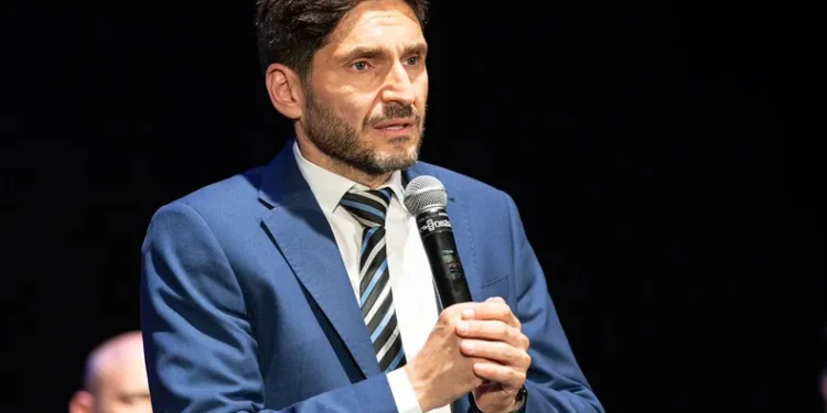 Pullaro se desmarca del Gobierno y lanza advertencia K.