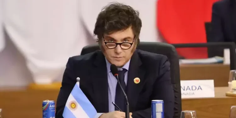 Doble cara: Milei triunfa y 4 de 10 en aprietos.