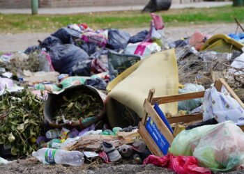 Merlo impone fuertes multas y líneas telefónicas para denunciar a quienes ensucian los espacios públicos