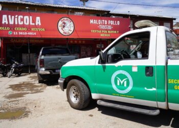 Multa millonaria y clausura para empresa avícola que arrojaba residuos en la vía pública