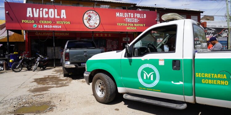 Multa millonaria y clausura para empresa avícola que arrojaba residuos en la vía pública