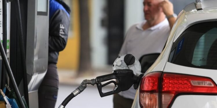 El Gobierno descarta una reducción de impuestos para frenar el aumento de los precios de los combustibles