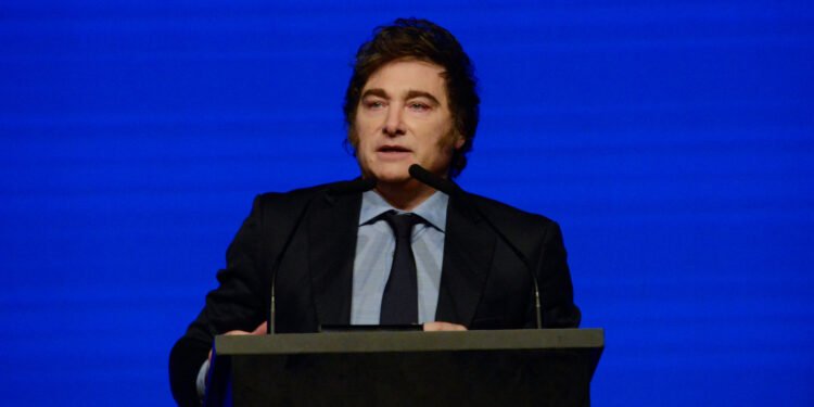 Milei critica a empresarios, periodistas y opositores durante homenaje a Adam Smith