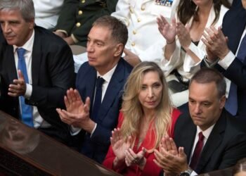 El giro inesperado de Adorni, las inquietudes ministeriales y el optimismo de Luis Caputo