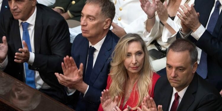 El giro inesperado de Adorni, las inquietudes ministeriales y el optimismo de Luis Caputo