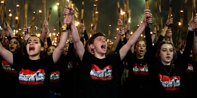 Armenios rinden homenaje a las víctimas del genocidio en la marcha del 111 aniversario en Ereván