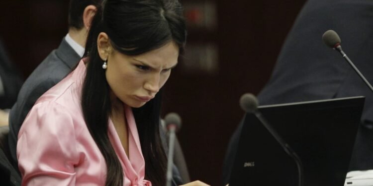 Controversia en Italia: indulto a Nicole Minetti, vinculada a Berlusconi, genera polarización